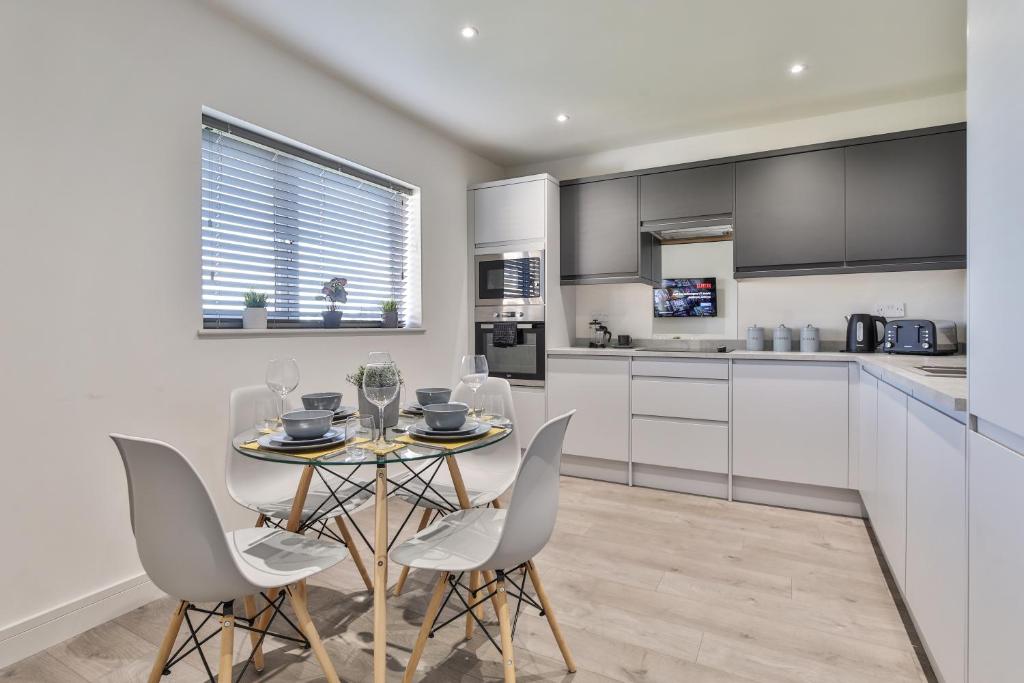 a kitchen with a table and chairs in a kitchen at Modern, Cosy & Convenient 3 bed 2 bath House WiFi Parking by Ark SA in Sheffield