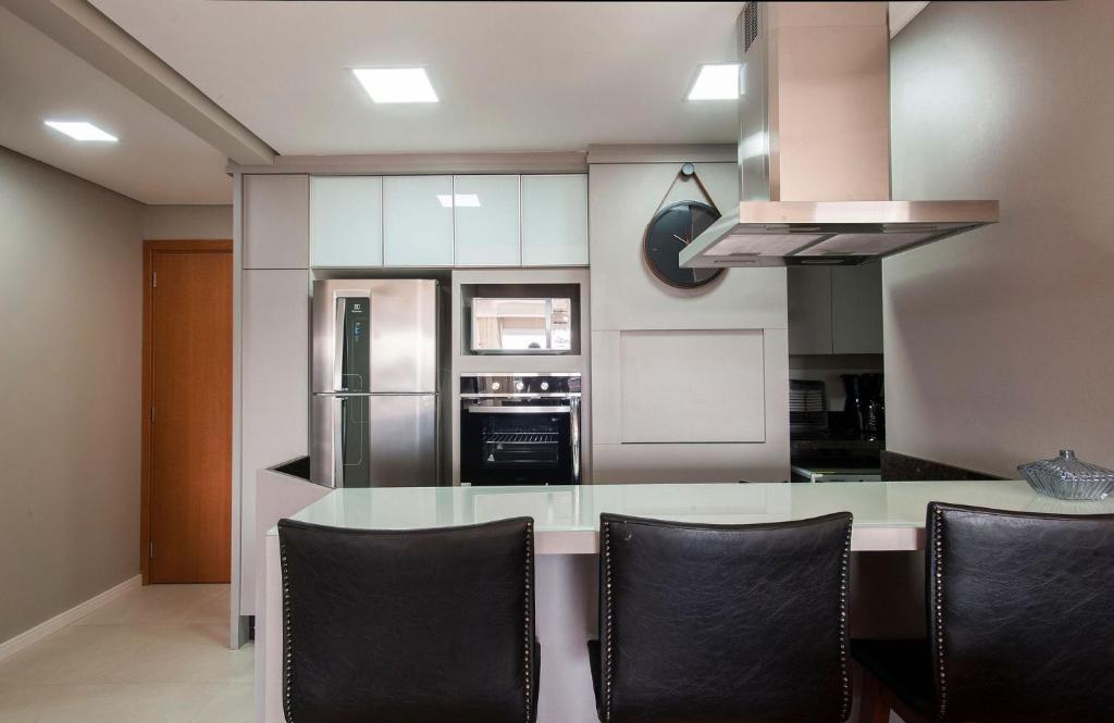 Jardins de Gramado 102 - 2 Suítes e Lavabo no Centro  Jardins de Gramado 102 - 2 Suítes e Lavabo no Centro