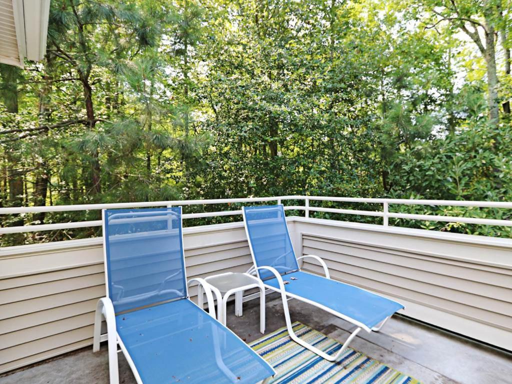 dos sillas azules y una mesa en un porche en Sea Colony - 20015 Greenway, en Bethany Beach