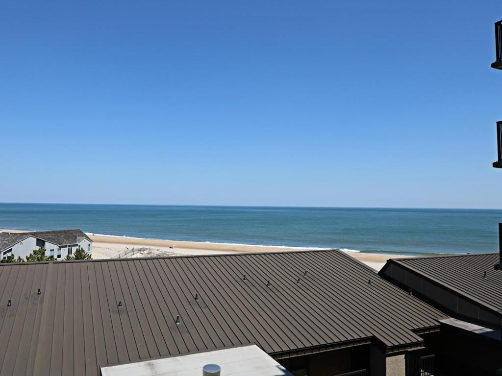 a view of the beach from the roof of a building at Sea Colony Annapolis House II in Bethany Beach