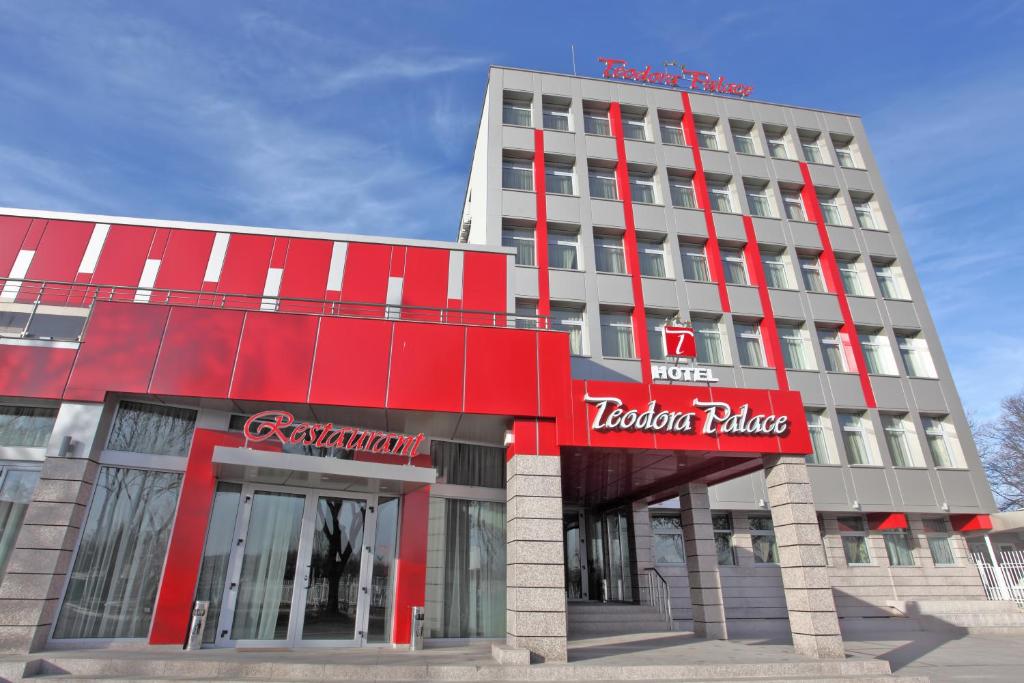 Teodora Palace Hotel في روس: فندق ذو مبنى احمر وابيض