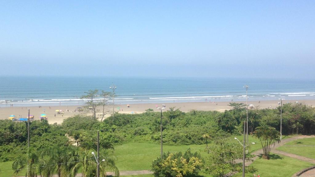  Lindo e Confortável Apartamento pé na areia e com linda vista do mar