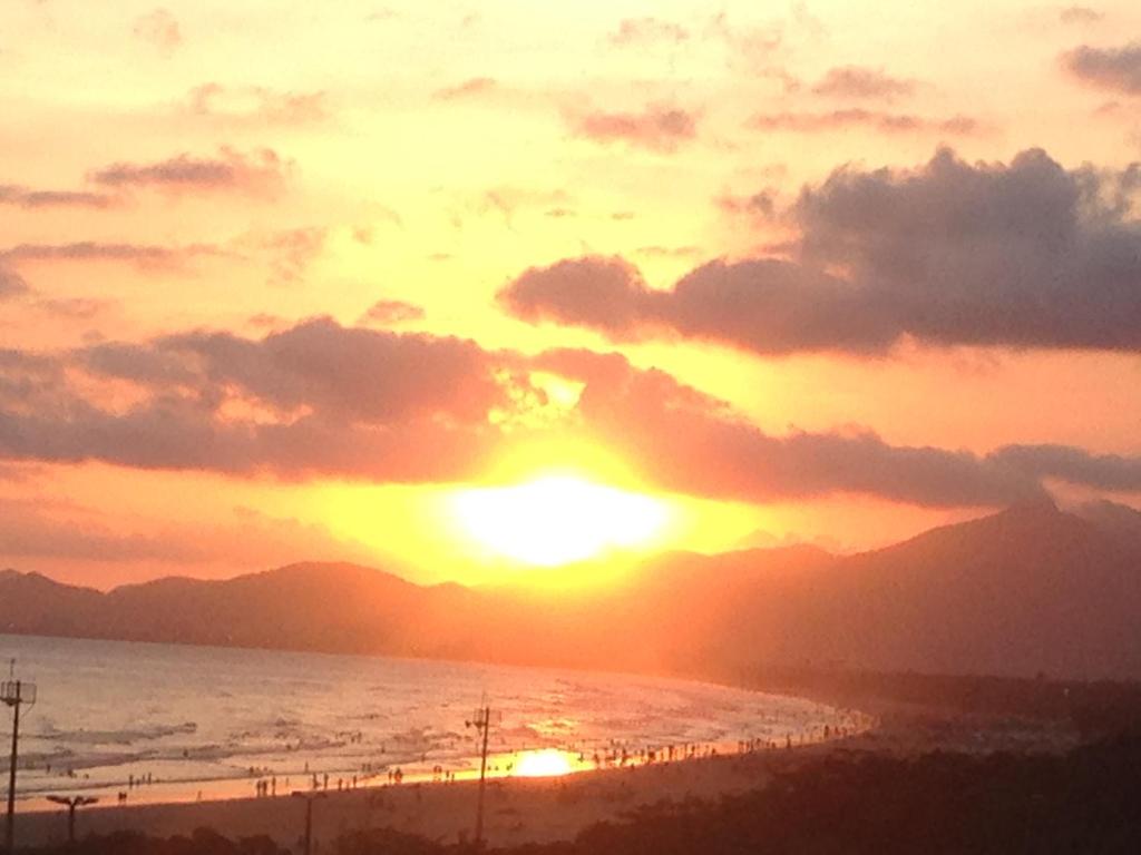  Lindo e Confortável Apartamento pé na areia e com linda vista do mar