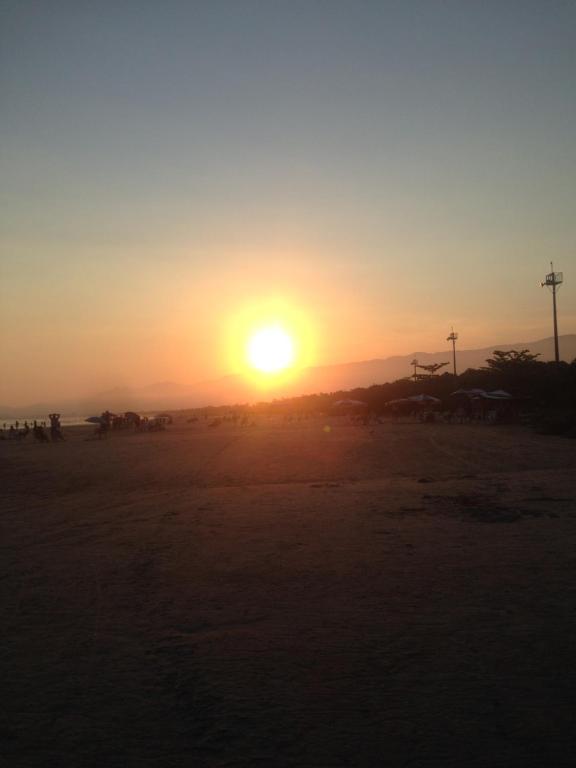  Lindo e Confortável Apartamento pé na areia e com linda vista do mar