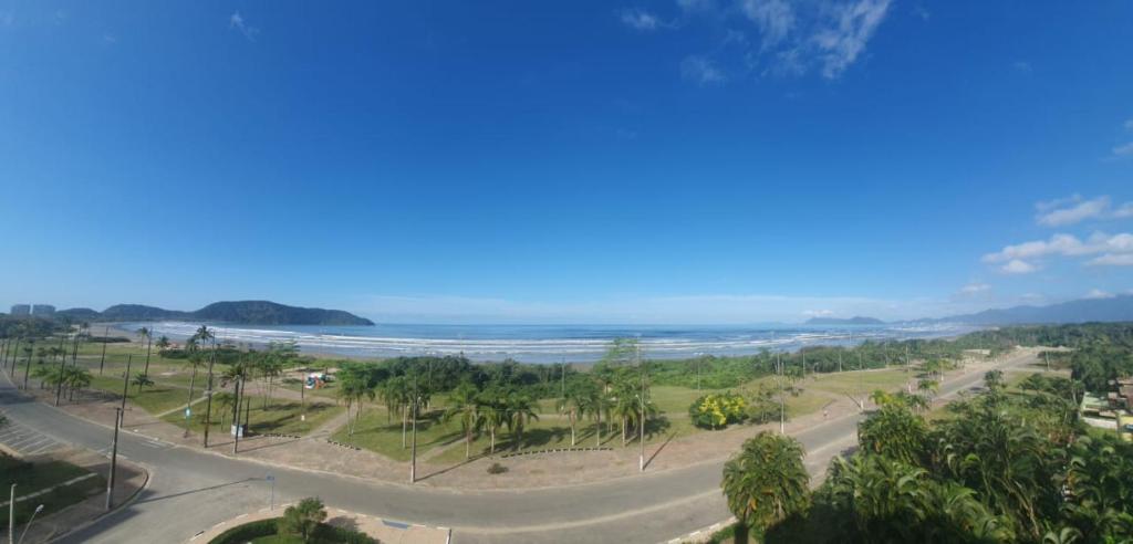  Lindo e Confortável Apartamento pé na areia e com linda vista do mar
