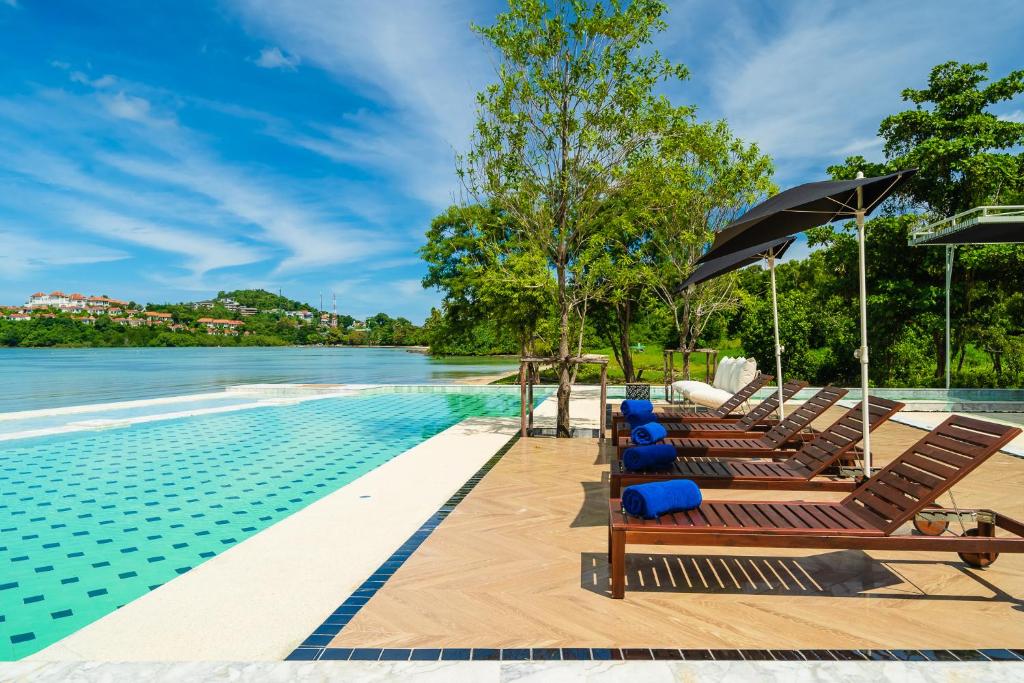 Swimmingpoolen hos eller tæt på Charcoal Panwa Beach Phuket