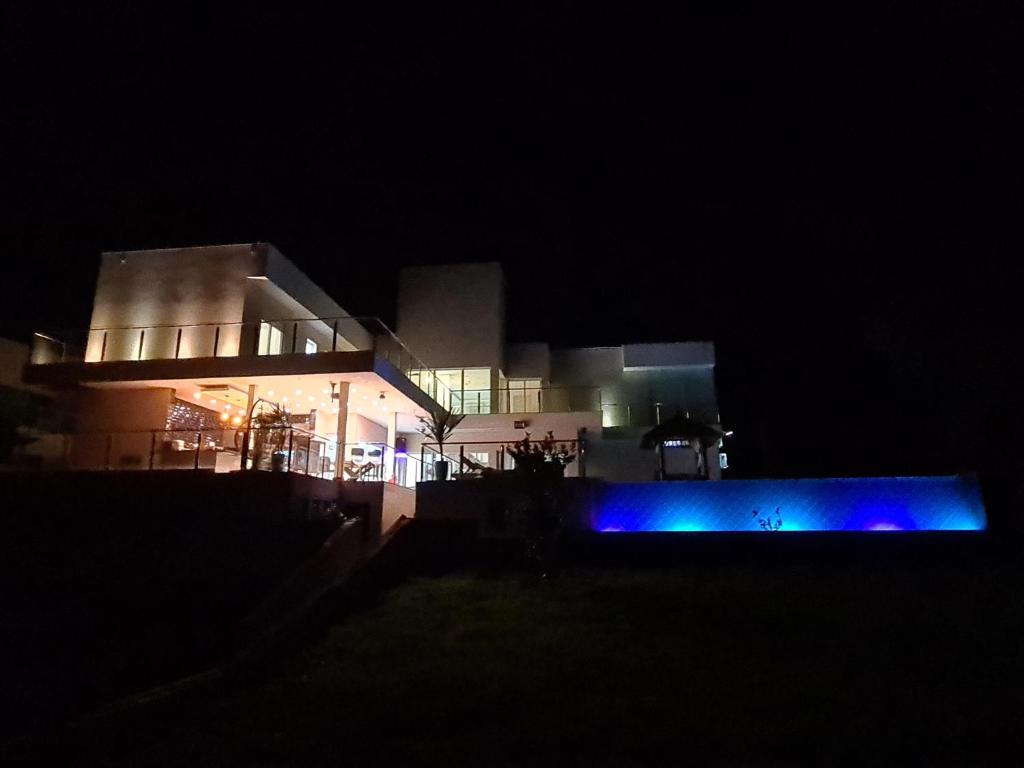  Mansão no Riviera de Santa Cristina XIII com estrutura para Festas e Banquetes mansaoconectada