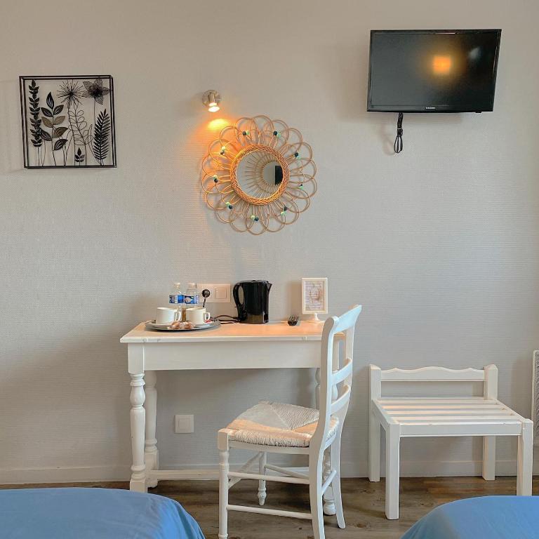 TV a/nebo společenská místnost v ubytování Hôtel Le Vauban