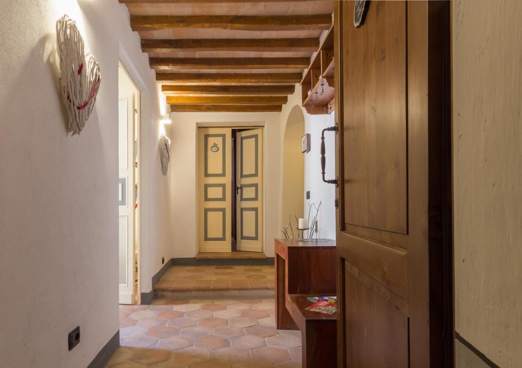 un corridoio con porta e una camera con piano di B&B Chez Nous - Città della Pieve a Città della Pieve