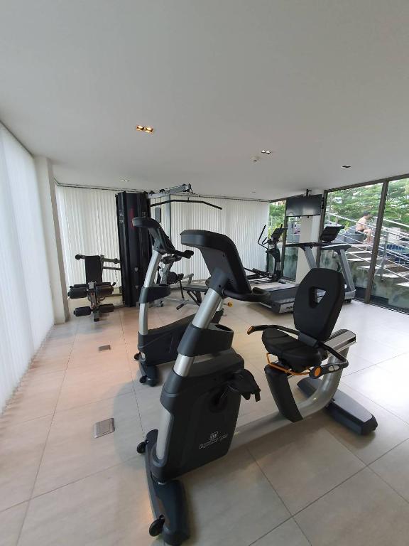 Fitness centrum a/nebo fitness zařízení v ubytování Sonrisa Srirachaที่พักติดทะเล