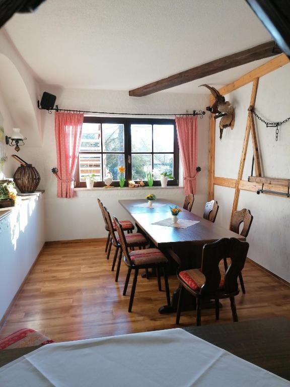 Posezení v ubytování Landgasthof Plohnbachtal UG