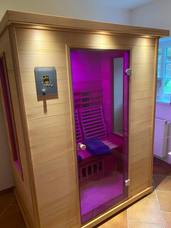 - un casier avec éclairage violet dans un dortoir dans l'établissement Traumferienhaus Sauerland, à Schmallenberg