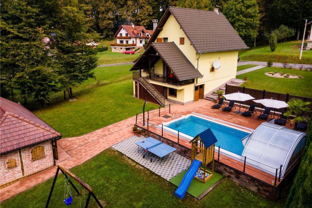 Villa Vinka - Novo Zvečevo في Brestovac: اطلالة جوية على منزل مع مسبح