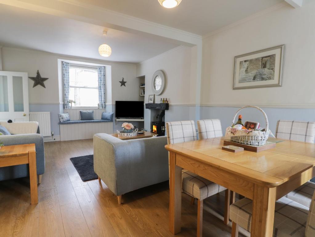 uma sala de estar com uma mesa e um sofá em Potter Hill Cottage em Pickering