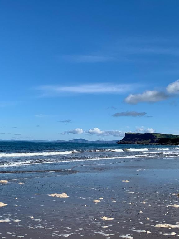 Ballycastle, Beachside Apartment - Housity