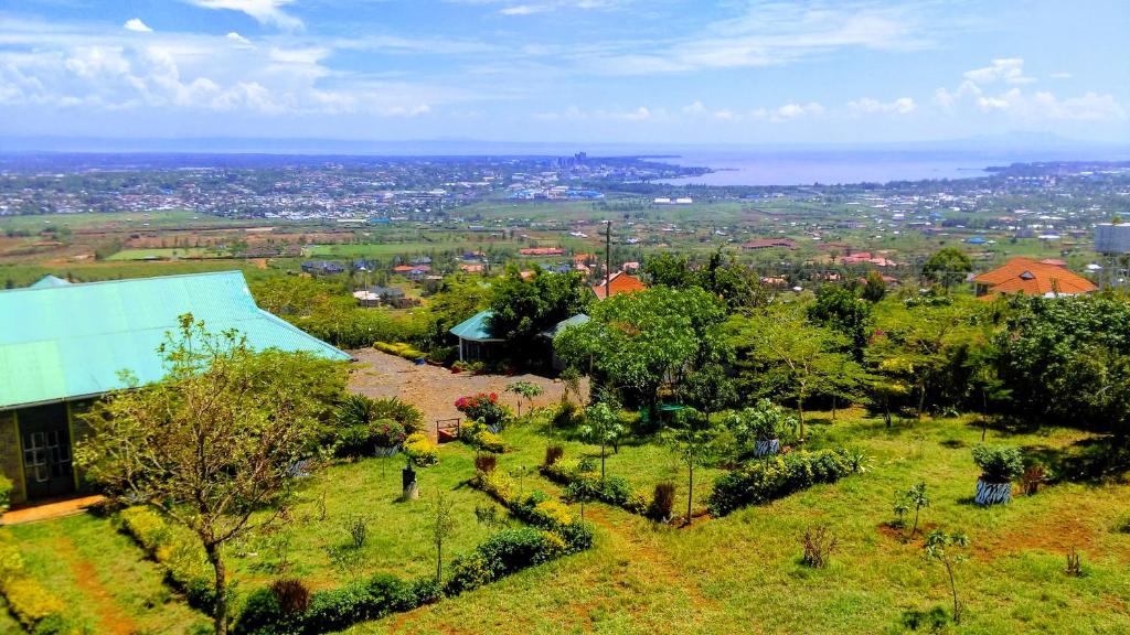 uitzicht op een stad vanaf de top van een heuvel bij Lago Resort - Best Views in Kisumu in Kisumu