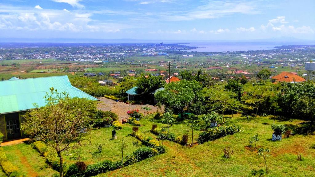 - une vue sur une ville depuis le sommet d'une colline dans l'établissement Lago Resort - Best Views in Kisumu, à Kisumu
