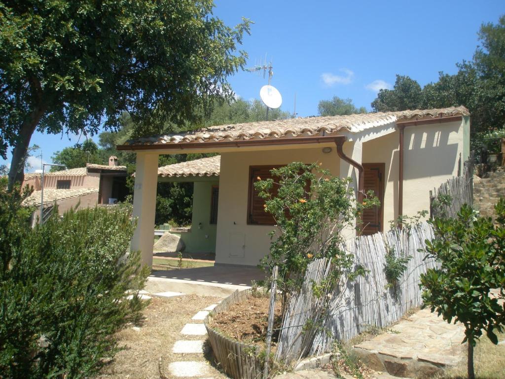 una pequeña casa con una valla delante de ella en Dino&Fanny Villasimius, en Villasimius