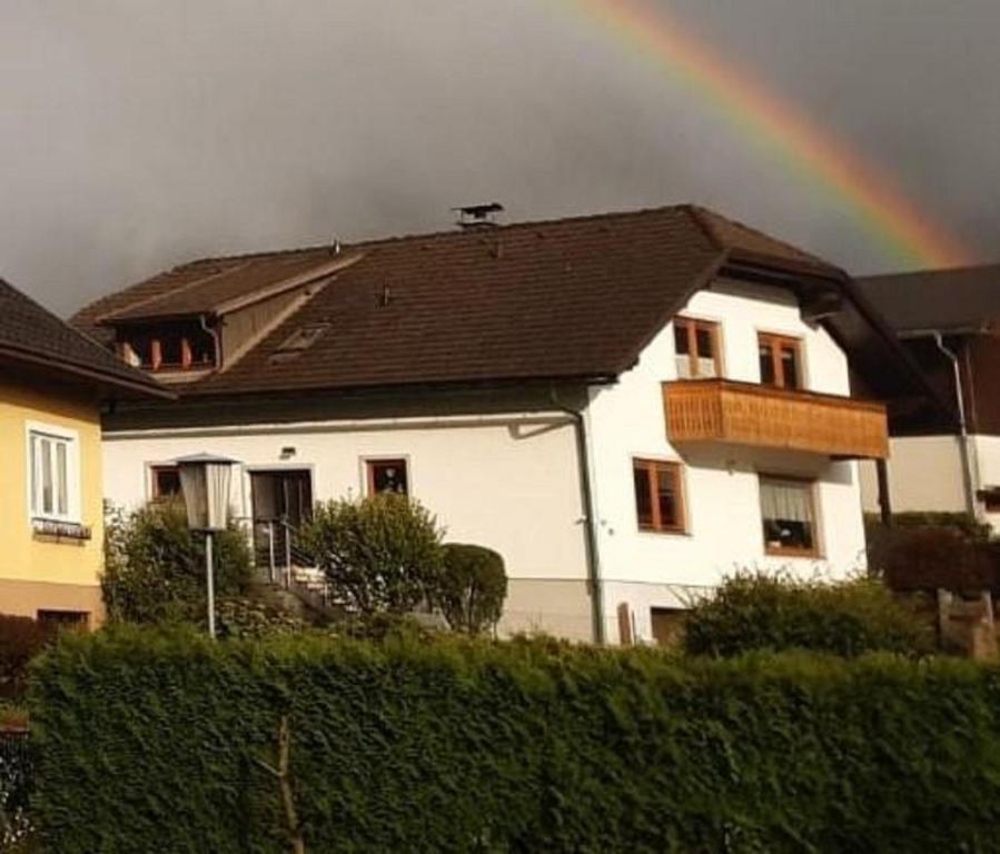 un arco iris frente a una casa blanca en Ferienwohnung Steiner Gertrude en Gaming