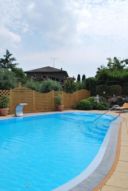 Bazén v ubytování Hotel Alsazia nebo v jeho okolí