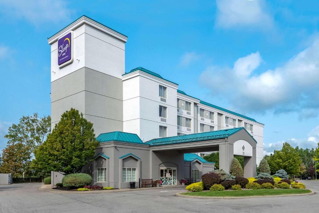 un grande edificio bianco con torre dell'orologio di Sleep Inn ad Amherst