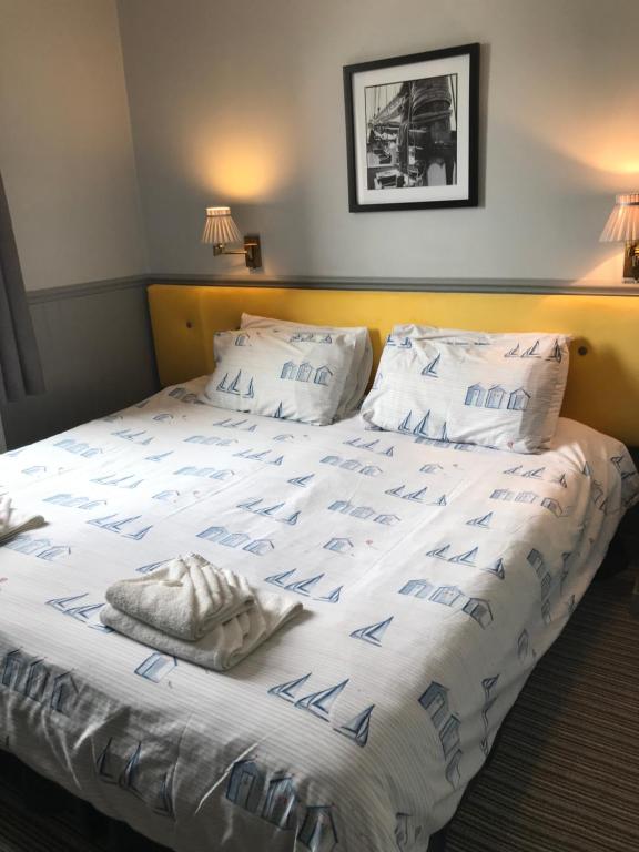Un pat sau paturi într-o cameră la The Leam Hotel