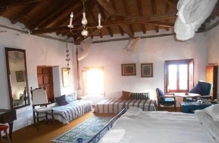 ein Wohnzimmer mit einem Bett und einem Sofa in der Unterkunft Byron's Sea View in Monemvasia