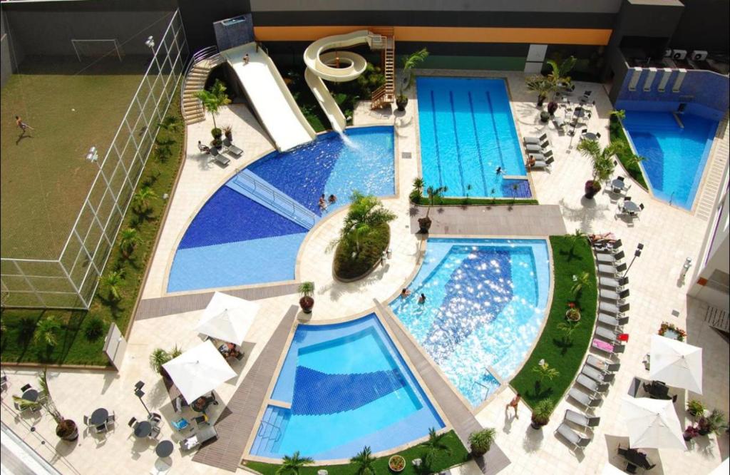 an overhead view of a large swimming pool at FLAT VEREDAS RIO QUENTE Apto 113 in Rio Quente