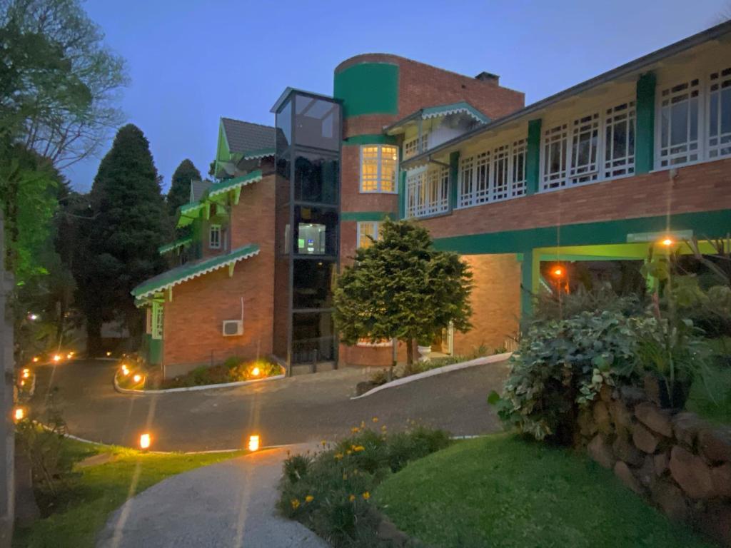 a large building with a street in front of it at Hotel Pousada Ald' Mama in Gramado