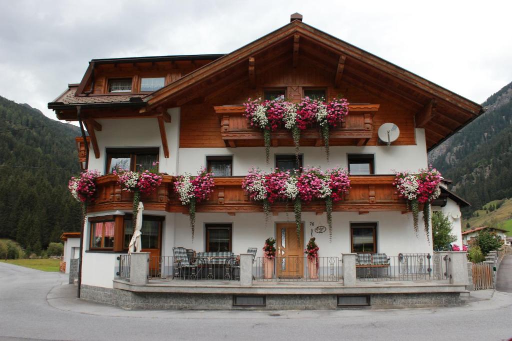 ein Haus mit Blumen auf der Vorderseite in der Unterkunft Haus Andrea in Sankt Leonhard im Pitztal