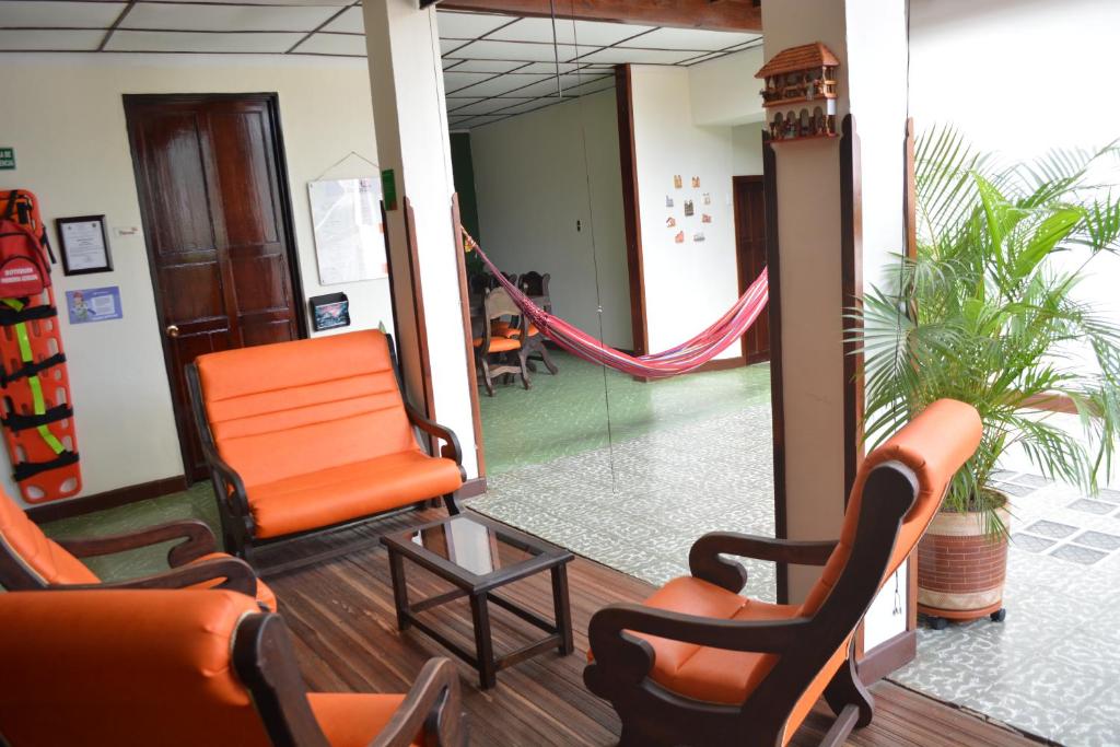 una stanza con due sedie e un'amaca in esso di Caracol Casa Turística a San Gil