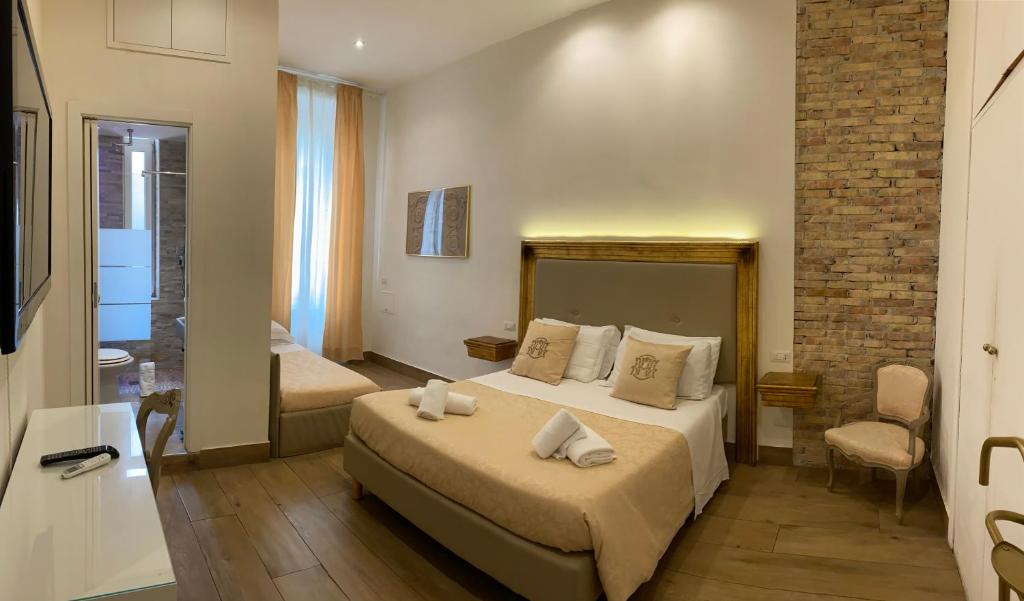 1 dormitorio con 1 cama grande y pared de ladrillo en Art Atelier Accomodation, en Roma