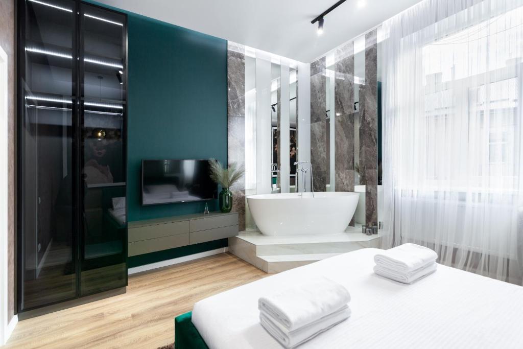 bagno con vasca, lavandino e servizi igienici di Avangard Green Park Art Apartment a Lviv