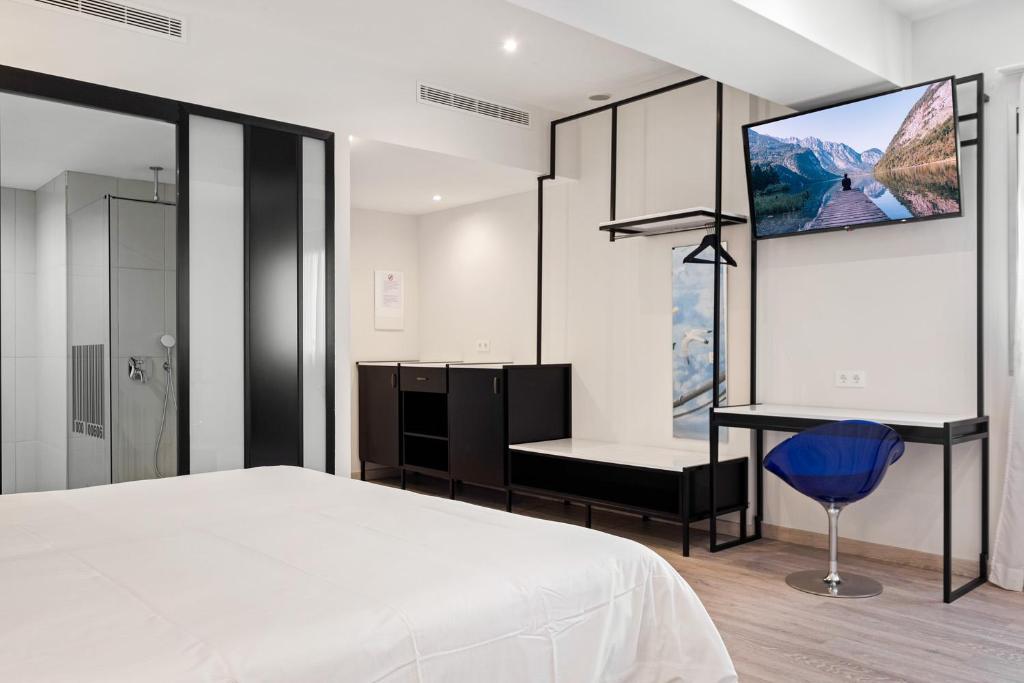a bedroom with a bed and a tv on the wall at Urban Anaga Hotel in Santa Cruz de Tenerife
