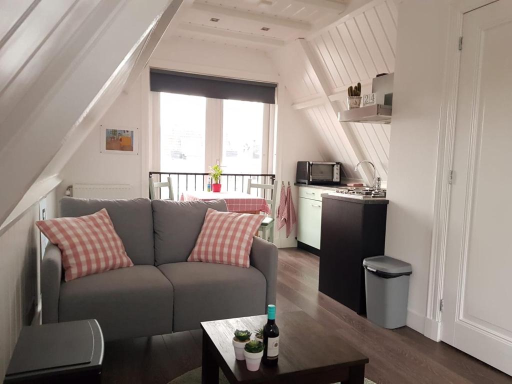 ein Wohnzimmer mit einem Sofa und einem Tisch in der Unterkunft B&B Alkmaars Toppunt in Alkmaar