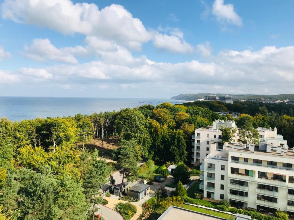 una vista aérea de la ciudad y el océano en AQUAMARINA ONYX GOLD, en Międzyzdroje