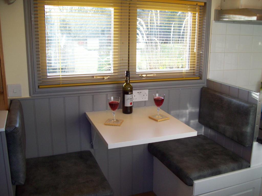 Waterloo Farm Shepherds Hut Glamping with Sun Lounge photo