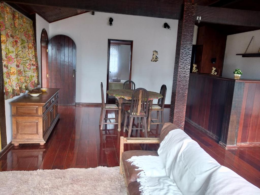  Casa com área de lazer completa em Petrópolis