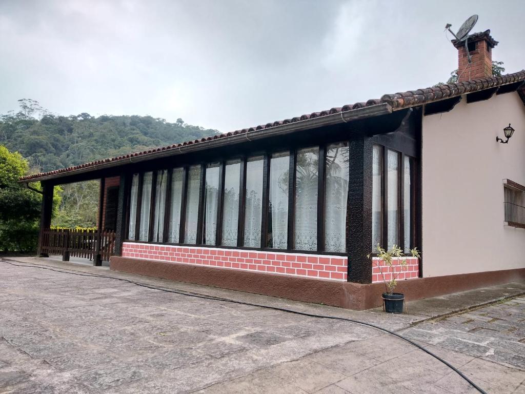  Casa com área de lazer completa em Petrópolis