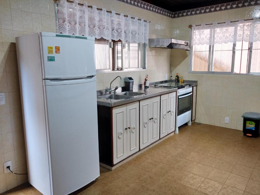  Casa com área de lazer completa em Petrópolis