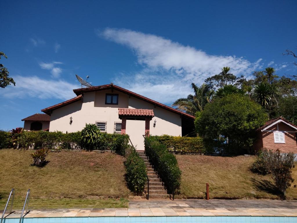  Casa com área de lazer completa em Petrópolis