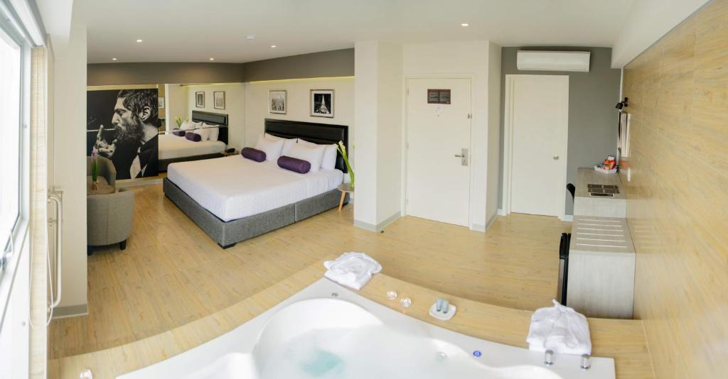 En eller flere senge i et værelse på Awqa Concept Hotel