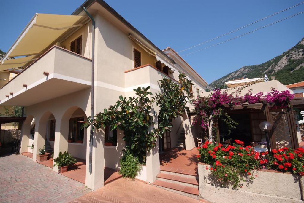 a building with flowers in front of it at Hotel Corallo in Pomonte