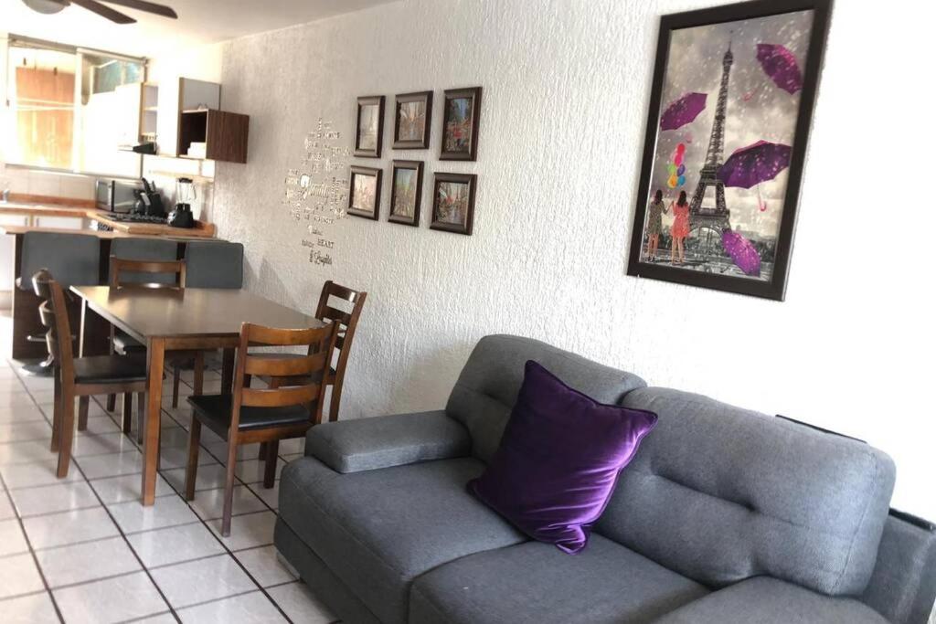 een woonkamer met een bank en een tafel bij La casa de Glo in Guadalajara