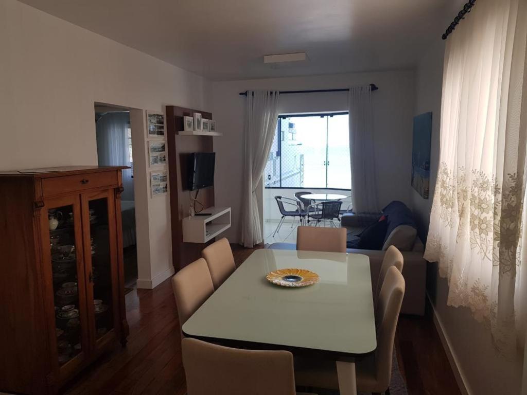 ein Wohnzimmer mit einem weißen Tisch und Stühlen in der Unterkunft Jardim Europa in Balneário Camboriú