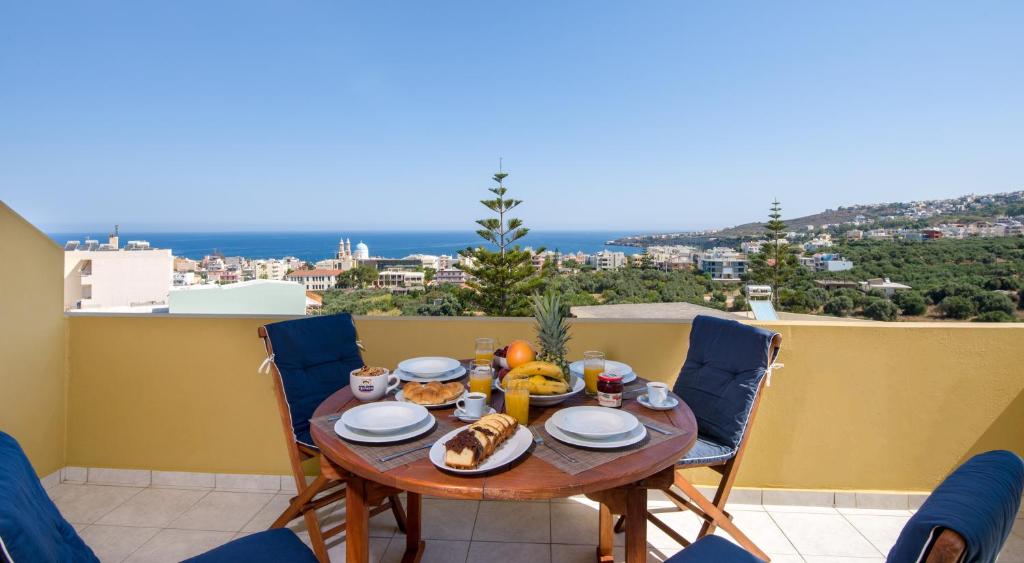 een tafel met eten op het balkon bij Casa di Halepa in Chania