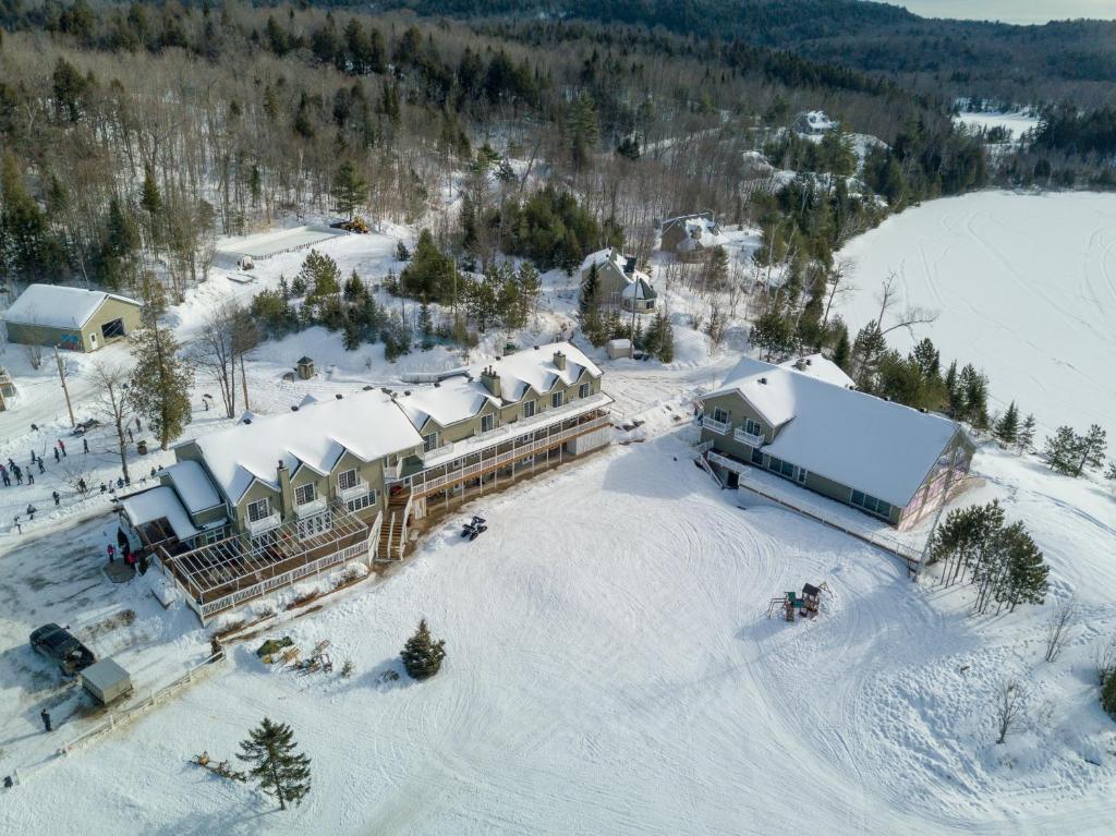 une vue aérienne sur une gare dans la neige dans l'établissement Pourvoirie du Lac Blanc, à Saint-Alexis-des-Monts