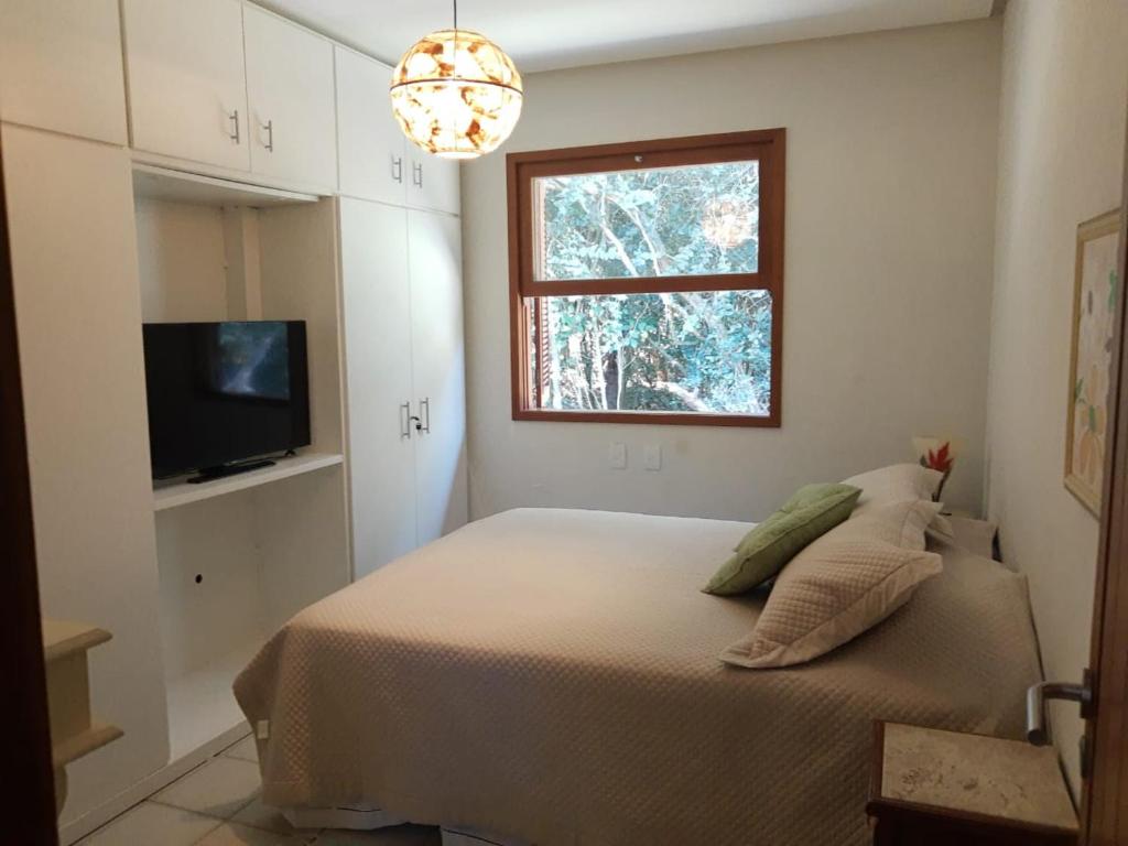  Casa ampla em condomínio fechado com área de lazer completa