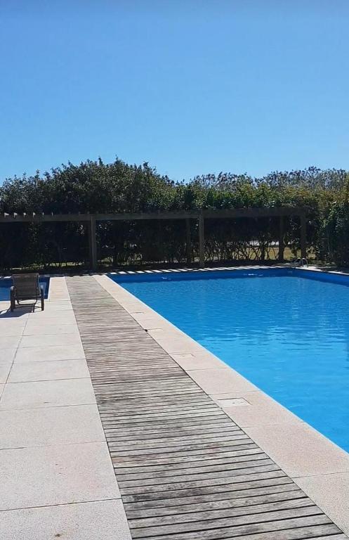  Casa ampla em condomínio fechado com área de lazer completa