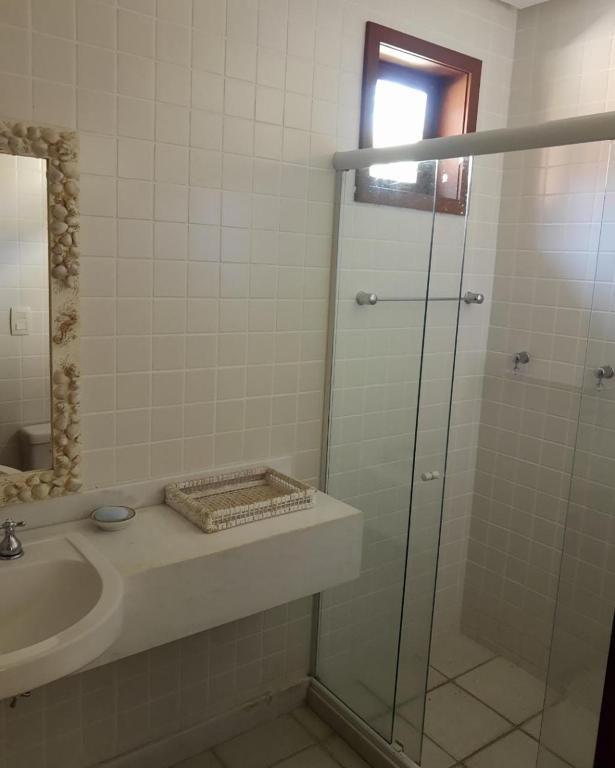  Casa ampla em condomínio fechado com área de lazer completa